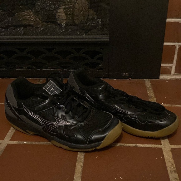 Black volleyball shoes - Picture 1 of 2